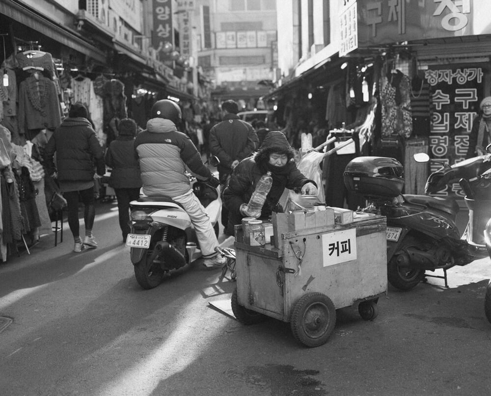 韓国ソウル南大門の商店街で働く人々