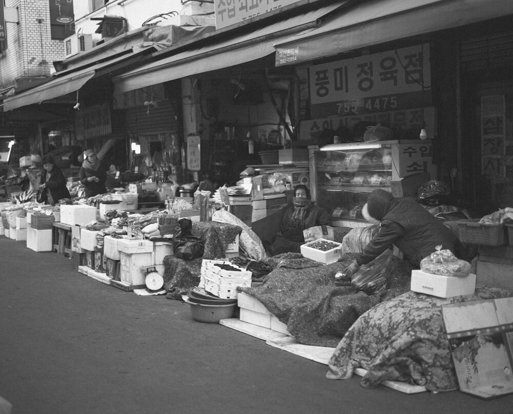 韓国ソウル南大門の商店街で働く人々