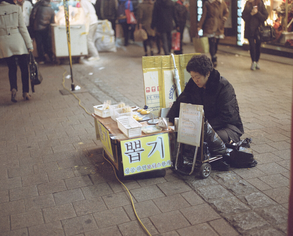 韓国明洞の路上で働く人々