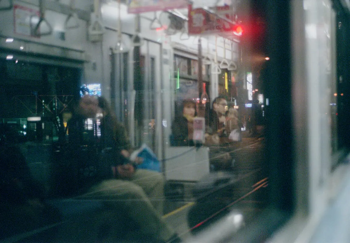 電車の中で眠る人々