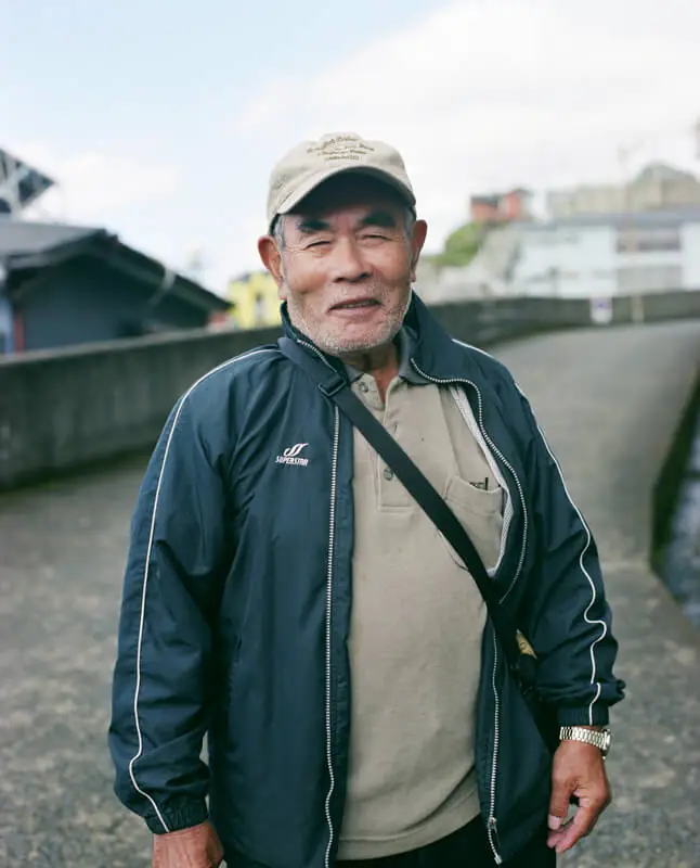 長崎の路上で働く人