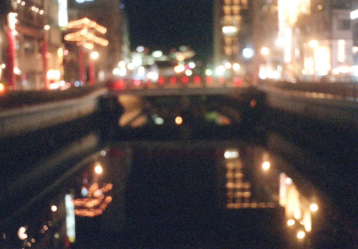 繁華街のネオン