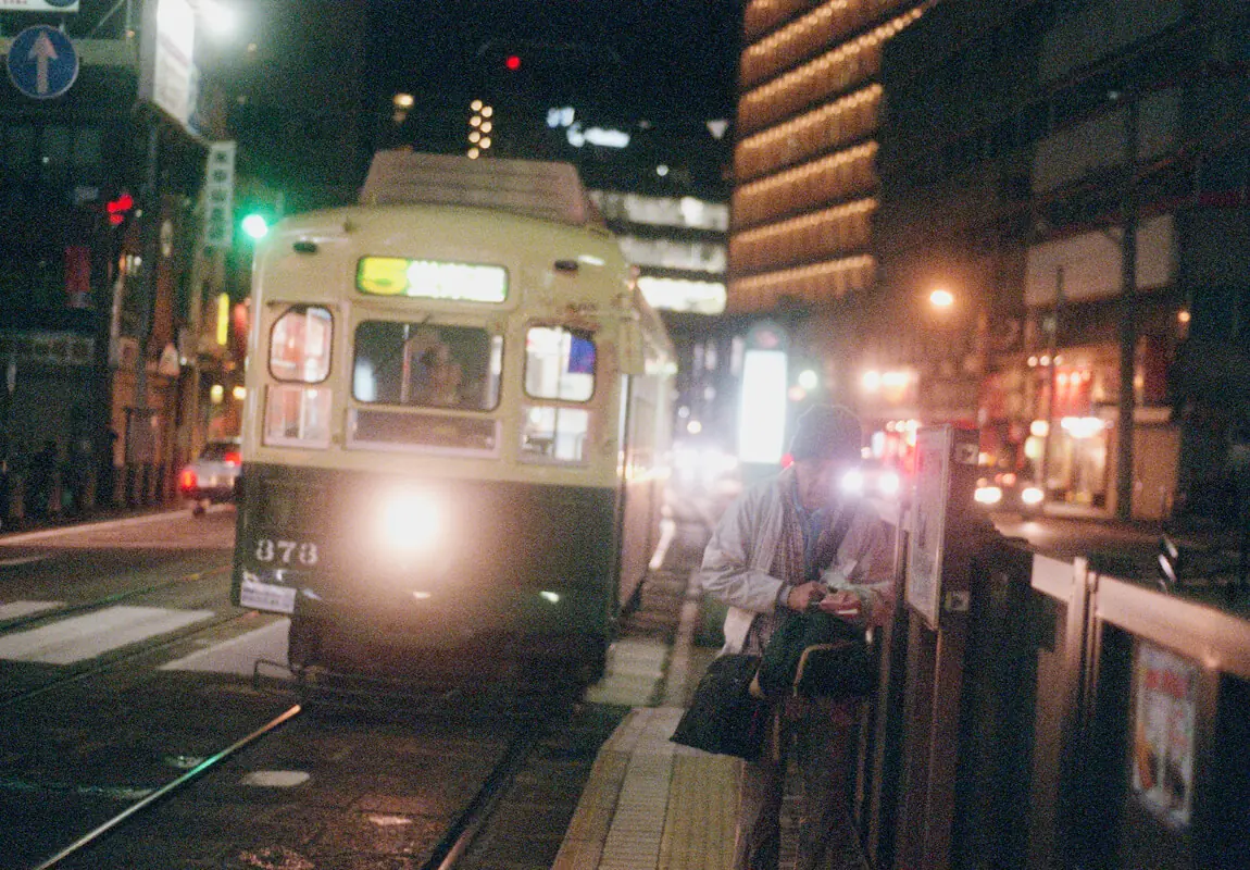 路面電車に群がる人々